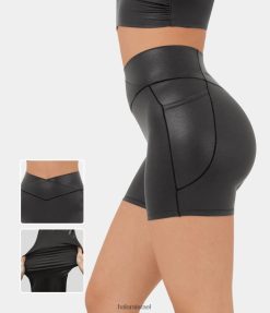 Halara נשים softlyzero דמוי עור עם מותן גבוה מוצלב כיס צד עם הדפס נייר כסף נמתח קז'ואל מכנסי אופנועים קצרים 5 אינץ' XX0PF1297 בגדים פעילים שחור בין ערביים מבריק